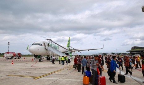 Bupati Banyuwangi, Abdullah Azwar Anas, usai mengikuti  inaugural flight Citilink rute Kuala Lumpur-Banyuwangi di Bandara Banyuwangi, Rabu (19/12).