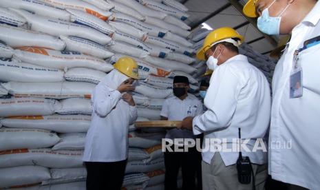 Pemerintah Kabupaten Banyuwangi, Jawa Timur, menyatakan kesiapannya ditugaskan sebagai sentra beras nasional. (Foto: Bupati Banyuwangi Ipuk Fiestiandani, kiri)