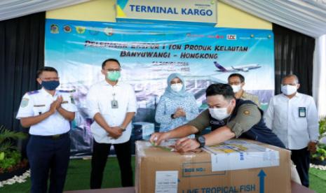 Bupati Banyuwangi, Ipuk Fiestiandani melepas ekspor satu ton produk kelautan asli Banyuwangi berupa koral (bunga karang) menuju Hongkong di Bandara Banyuwangi, Kamis (18/3). 