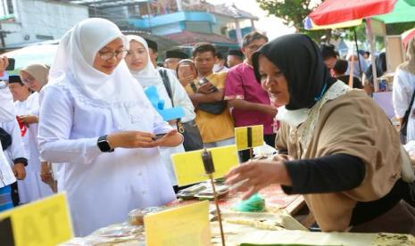 Bupati Banyuwangi Ipuk Fiestiandani saat membuka Festival Ngerandu Buko di Jalan Letjen Sutoyo, Kecamatan Banyuwangi, Kabupaten Banyuwangi, Jawa Timur, Selasa (12/3/2024).