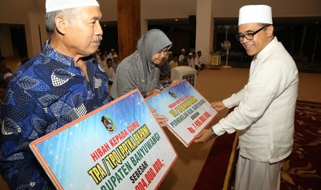 Bupati Banyuwangi secara simbolis memberikan insentif untuk guru ngaji di Banyuwangi. 