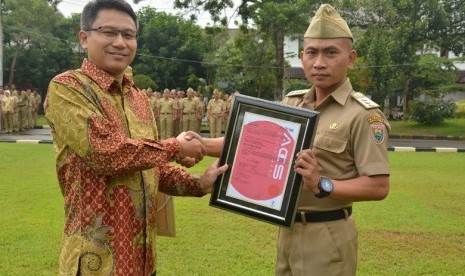 Bupati Batang Yoyok Rio Sudibyo menerima sertifikat ISO 27001