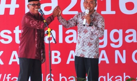 Bupati Batang Yoyok Riyo Sudibyo toss  dengan Ketua DPRD Batang Imam Teguh Raharjo.