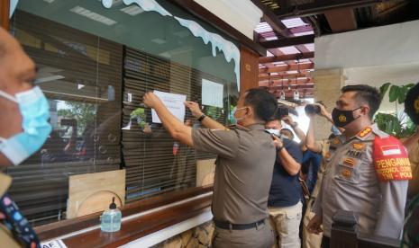 Bupati Bekasi Eka Supriaatmaja menyegel Waterboom Lippo Cikarang bersama Kapolres Metro Bekasi Kombes Pol  Hendra Gunawan,  dan Dandim 0509/Bekasi,  Senin (11/1).