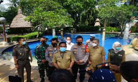 Bupati Bekasi Eka Supriaatmaja menyegel Waterboom Lippo Cikarang bersama Kapolres Metro Bekasi Kombes Pol  Hendra Gunawan,  dan Dandim 0509/Bekasi,  Senin (11/1).