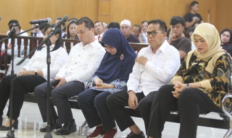 Bupati Bekasi nonaktif, Neneng Hasanah (paling kanan) yang tengah hamil tua menjalani sidang perdana di Pengadikan Tipikor Bandung, Rabu (27/2)