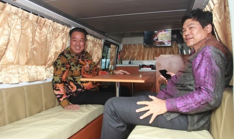 Bupati Belitung Timur Basuri Tjahaja Purnama (kanan) bersama pendiri Majesty Motorhome, Nugroho Setio mencoba fasilitas Majesty Motorhome saat peluncurannya di Jakarta, Jumat (7/8).  Majesty Motorhome adalah mobil yang menggabungkan trasportasi dan hotel b