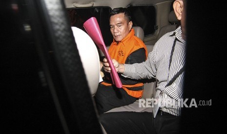 South Bengkulu Regent Dirwan Mahmud is in the prisoner car after being examined at Corruption Eradication Commission (KPK) office, Jakarta, on Wednesday (May 16).