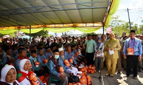 Bupati Bima, Indah Dhamayanti Putri melepas keberangkatan 375 jamaah calon haji (JCH) asal Kabupaten Bima di halaman Kantor Bupati Bima pada Senin (21/8). 