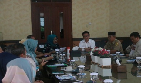 Bupati Bogor Ade Munawaroh Yasin (kiri) dan Kepala BBWS Citarum Bob Arthur Lombogia (kanan) menggelar rapat pembahasan rencana pembangunan Bendungan Cijurey dan Cibeet di Pendopo Bupati Bogor, Selasa (25/2).