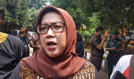 Bupati Bogor Ade Munawaroh Yasin saat diwawancarai wartawan di Kabupaten Bogor, Kamis (19/12). (Republika/Nugroho Habibi)