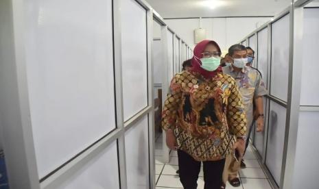 Bupati Bogor, Ade Munawaroh Yasin tinjau persiapan pusat isolasi Covid-19 di Wisma Cibogo, Megamendung, Kabupaten Bogor, Senin (25/1). 