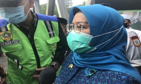 Bupati Bogor Ade Munawaroh Yasin usai meresmikan Jembatan Gerendong yang menghubungkan Kecamatan Rumpin dan Ciseeng di Kabupaten Bogor pada Kamis (13/8).