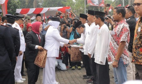 Bupati Bogor Ade Yasin, bertindak sebagai inspektur upacara dalam peringatan HUT RI ke-74 Republik Indonesia di Lapangan Tegar Beriman, Sabtu (17/8).