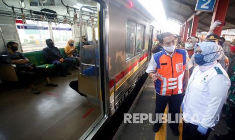 Bupati Bogor Ade Yasin (kanan) saat memantau operasional perjalanan KRL Commuter Line di Stasiun Bojonggede, Jawa Barat, Senin (20/4/2020). Menurut PT Kereta Commuter Indonesia (KCI), sejak penerapan Pembatasan Sosial Berskala Besar (PSBB) menunjukkan adanya penurunan drastis penumpang KRL Commuter Line di lima wilayah penyangga Jakarta yang mencapai 85 persen per hari.