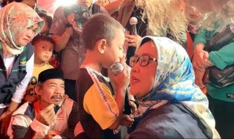 Bupati Bogor Ade Munawaroh Yasin mengunjungi korban bencana, khususnya anak-anak, di Sukajaya, Kabupaten Bogor, Sabtu (11/1).