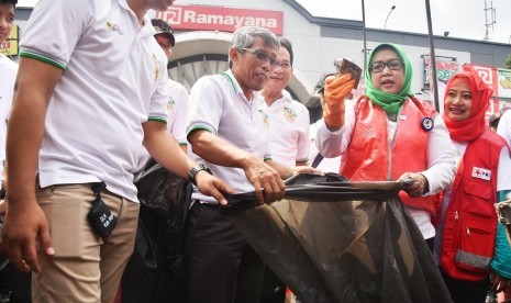 Bupati Bogor Ade Yasin memakai baju plastik dalam rangkaian kegiatan Hari Peduli Sampah Nasional (HPSN) di Cibinong, Ahad (24/2).