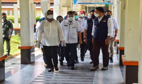 Bupati Bogor, Ade Yasin mendampingi Gubernur Jawa Barat, Ridwan Kamil untuk meninjau ketersediaan alat kesehatan dan tenaga kesehatan di RSUD Cibinong, Rabu (7/10).