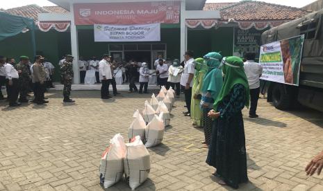 Bupati Bogor, Ade Yasin menyerahkan bantuan sosial tahap dua, Rabu (5/8).