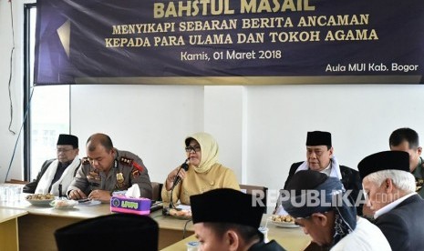 Bupati Bogor, Nurhayanti, menghadiri acara Bahstul Masail di Aula Lantai 2 Gedung Majelis Ulama Indonesia (MUI) Kabupaten Bogor pada Kamis (1/3). Pertemuan ini terkait menyikapi sebaran berita ancaman kepada alim ulama dan tokoh agama MUI.