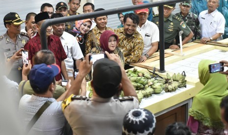 Bupati Bogor Nurhayanti mengunjungi pedangang usai meresmikan Pasar Rakyat Tenjo, Rabu (9/5). 