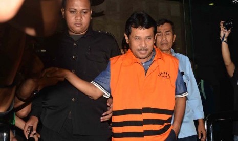 Bupati Bogor Rachmat Yasin ditetapkan sebagai tersanggka usai pemeriksaan di KPK, Jakarta, Jumat (9/5).