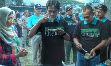 Bupati Bondowoso, Amin Said Husni saat membuka Festival Bondowoso dan peluncuran Republik Kopi di Lapangan Hasanuddin, Kecamatan Sempol, Kabupaten Bondowoso Sabtu (21/5).