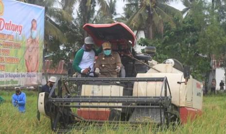 Bupati Bone Andi Fahsar Mahdin Padjalangi menegaskan meski tengah dilanda virus Corona, petani Kabupaten Bone tepat eksis dan siap menjaga ketahanan pangan. Hingga saat ini, kegiatan panen padi tetap berjalan sehingga stok padi aman, sebab produksi padi 2019 hingga April 2020 mencapai 1.543.684 ton.