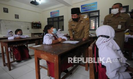 Seorang siswa sekolah dasar yang akan menerima vaksinasi COVID-19 di SD Negeri 1 Boyolali, Jawa Tengah, Senin (20/12/2021). Pemerintah Kabupaten Boyolali menargetkan sebanyak 95.426 pelajar sasaran siswa sekolah dasar usia 6 hingga 11 tahun tervaksin COVID-19 yang diharapkan kegiatan belajar mengajar dapat kembali secara normal.