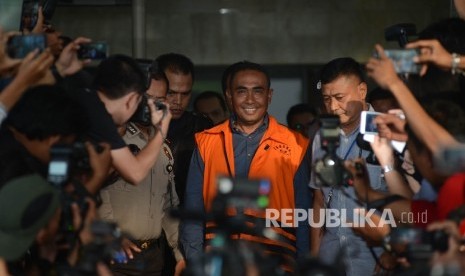 Bupati Buton non aktif Samsu Umar Abdul Samiun (tengah) memakai rompi tahanan setelah sebelumnya dijemput paksa oleh KPK di Jakarta, Kamis (26/1).