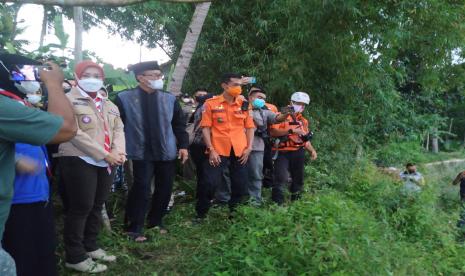 Bupati Ciamis, Herdiat Sunarya, bersama Ketua Kwartir Daerah Gerakan Pramuka Jawa Barat, Atalia Praratya, meninjau TKP peristiwa susur sungai di Sungai Cileueur, Desa Utama, Kecamatan Cijeunjing, Kabupaten Ciamis, Sabtu (16/10). 