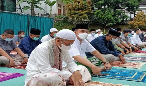 Bupati Ciamis Herdiat Sunarya melaksanakan shalat id di halaman Pendopo Bupati Ciamis, Kamis (13/5). 