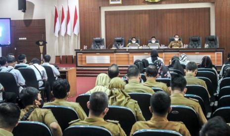 Bupati Ciamis, Herdiat Sunarya, menemui tenaga honorer di Kabupaten Ciamis, Selasa (14/6/2022). 