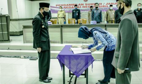 Bupati Ciamis Herdiat Sunarya mengambil sumpah sebanyak 199 ASN baru di Pemkab Ciamis, Selasa (16/6). Sebagian ASN baru itu di Pemkab Ciamis diambil sumpahnya secara virtual. 