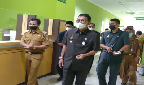 Bupati Ciamis Herdiat Sunarya meninjau RSUD Kawali, Senin (21/6). RSUD Kawali Kabupaten Ciamis disiapkan sebagai tempat penanganan pasien Covid-19.