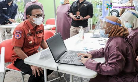 Bupati Ciamis Herdiat Sunarya menjalani vaksinasi Covid-19 suntikan pertama, Selasa (16/2). Pada Sabtu (27/2), Bupati Ciamis dan Wabub Ciamis mengumumkan kondisi positif Covid-19.