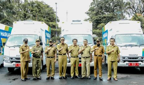 Bupati Ciamis Herdiat Sunarya menyerahkan kendaraan Maskara kepada enam desa di Kabupaten Ciamis, Senin (28/9). 