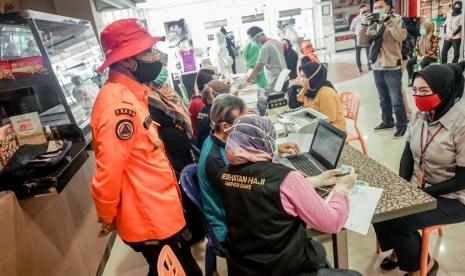 Bupati Ciamis Herdiat Sunarya saat memantau pelaksanaan tes swab massal di pusat pertokoan Kabupaten Ciamis. 