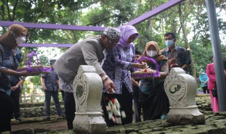 Bupati Ciamis melakukan ziarah ke sejumlah makam leluhur Galuh, Kamis (9/6/2022). Ziarah itu merupakan bagian dari kegiatan napak tilas jelang hari jadi ke-380 Kabupaten Ciamis. 