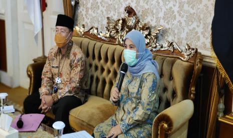 Bupati Cianjur bersama anggota DPR Diah Pitaloka.