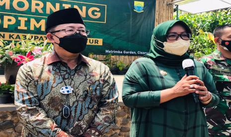 Bupati Cianjur Herman Suherman bersama Bupati Bogor, Ade Munawaroh Yasin memaparkan solusi kemacetan jalur Puncak,di Melrimba Garden, Cisarua, Kabupaten Bogor, Jawa Barat, Sabtu (18/9).