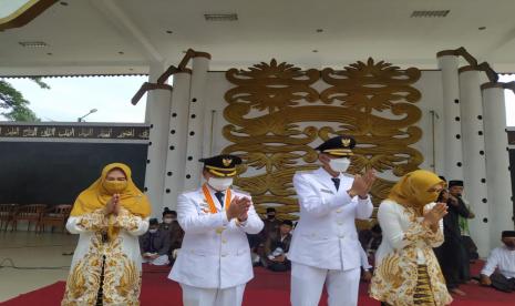 Bupati Cianjur Herman Suherman dan Wakil Bupati Cianjur TB Mulyana Syahrudin melakukan doa bersama di Taman Pancaniti, Cianjur, Selasa (19/5).