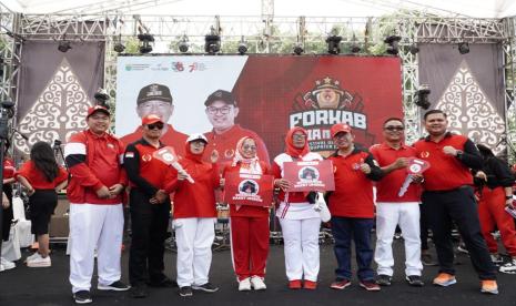  Bupati Cianjur Herman Suherman, Ketua KONI Cianjur Abdul Azis Sefudin, Kapolres Cianjur AKBP Aszhari Kurniawan, dan Ketua DPRD Cianjur Ganjar Ramadhan menyerahkan penghargaan kepada sejumlah atlet berprestasi dan figur yang berjasa dalam pengembangan olah raga di Kabupaten Cianjur.