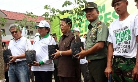 Bupati Cianjur, Tjetjep Muchtar Soleh (tiga kanan).