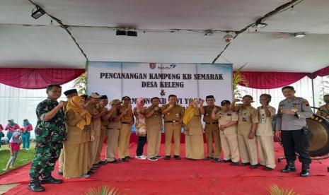 Bupati Cilacap Tatto Suwarto Pamuji mencanangkan Kampung KB di Desa Keleng dan Desa Kesugihan, Kecamatan Kesugihan, Senin (27/06/2022).