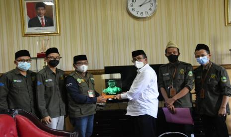 Bupati Cirebon, Imron Rosyadi, menerima pendamping program One Pesantren One Product (OPOP) wilayah Kabupaten Cirebon, Jumat (17/9). Sebanyak 63 pondok pesantren di Kabupaten Cirebon menerima bantuan program OPOP. 