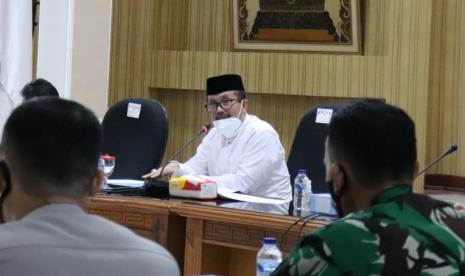 Bupati Cirebon, Imron Rosyadi menilai pelaksanaan PPKM (Pemberlakuan Pembatasan Kegiatan Masyarakat) di Kabupaten Cirebon efektif menurunkan laju kasus Covid-19.