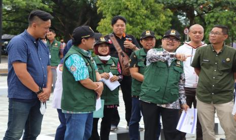 Bupati Cirebon, Imron, sedang meninjau jalan.