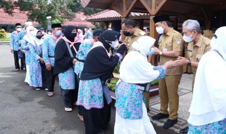 Bupati dan Wakil Bupati Cilacap. Angka kemiskinan Kabupaten Cilacap Tahun 2021 naik sebesar 0,21 persen atau 3.110 jiwa menjadi 11,67 persen atau 201.710 jiwa penduduk miskin. Sementara Tingkat Pengangguran Terbuka (TPT) tahun 2021 meningkat dari 9,1 persen menjadi 9,97 persen.