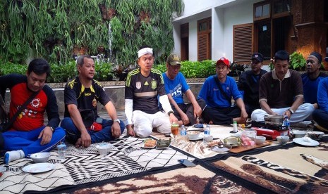 Bupati Dedi (mengenakan ikat kepala putih) makan bareng bersama buruh.